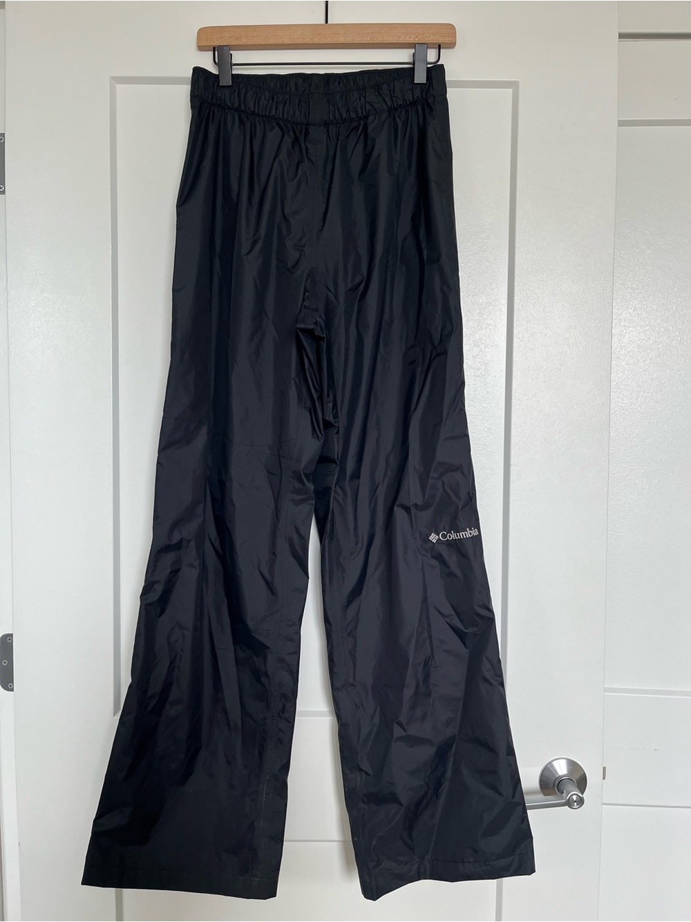 Women’s 32L Lightweight Columbia Omni-Tech waterproof rain pants in black.
